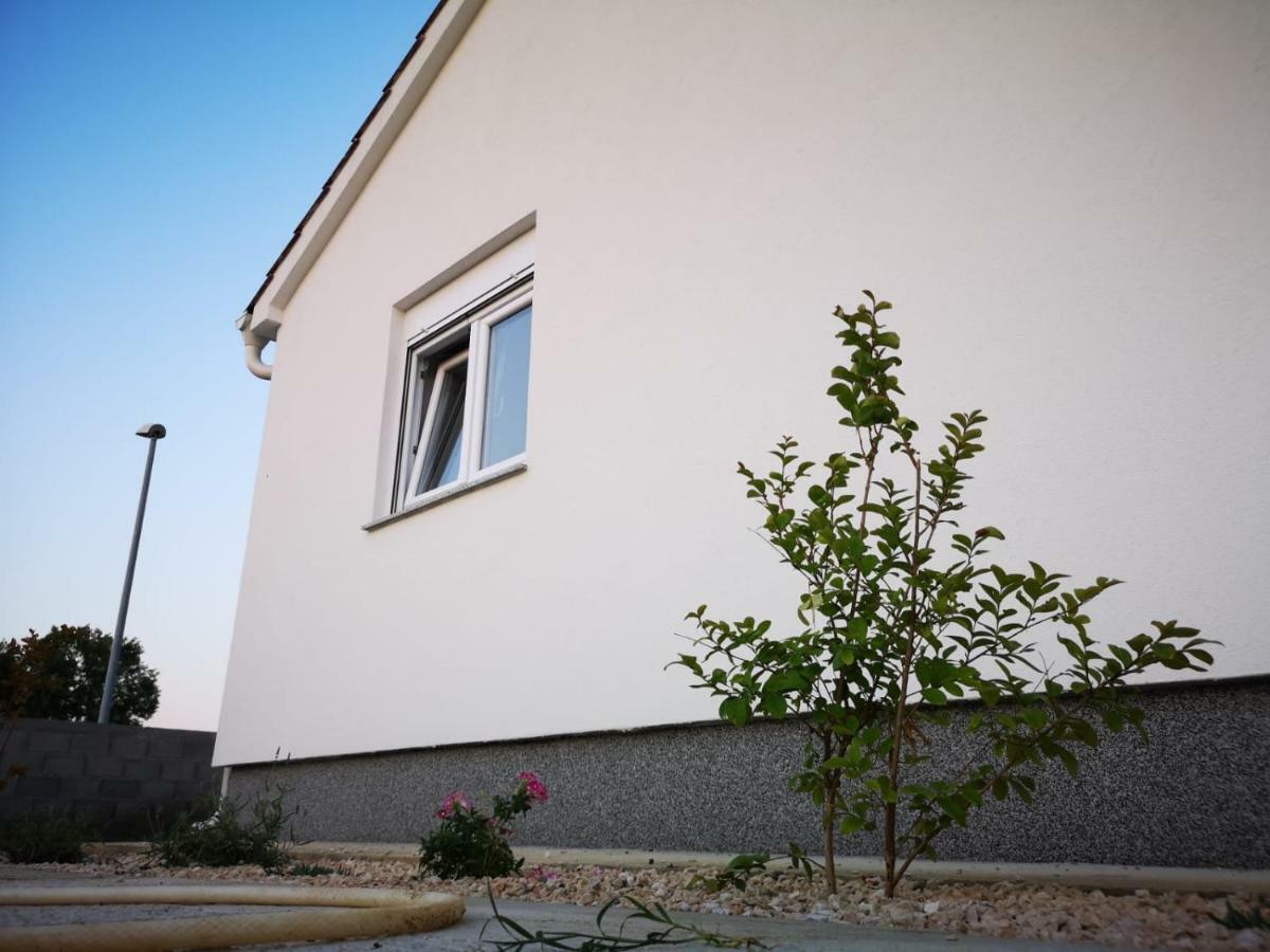 Holiday Home Visnja Nin Luaran gambar